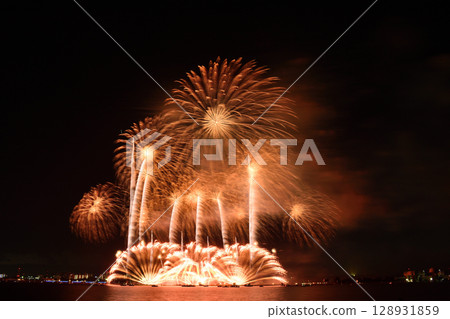 Fireworks blooming in the summer night sky <Kuwana Suigo Fireworks Festival 2025> Fireworks blooming in the summer night sky <Kuwana Suigo Fireworks Festival 2025> 128931859
