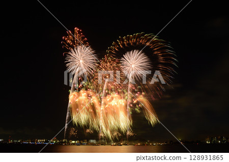 Fireworks blooming in the summer night sky <Kuwana Suigo Fireworks Festival 2025> 128931865