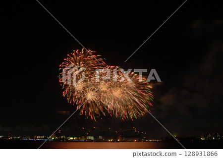 夏日夜空中綻放的煙火<桑名水鄉煙火大會2025> 夏日夜空中綻放的煙火<桑名水鄉煙火大會2025> 128931866