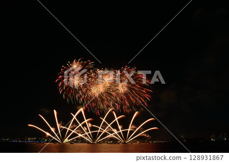 Fireworks blooming in the summer night sky <Kuwana Suigo Fireworks Festival 2025> Fireworks blooming in the summer night sky <Kuwana Suigo Fireworks Festival 2025> 128931867