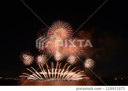 Fireworks blooming in the summer night sky <Kuwana Suigo Fireworks Festival 2025> Fireworks blooming in the summer night sky <Kuwana Suigo Fireworks Festival 2025> 128931875