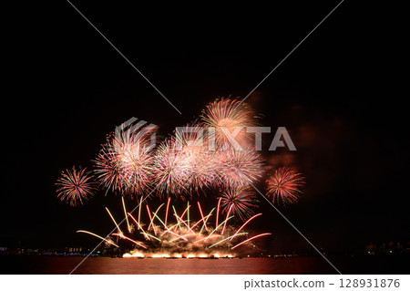 Fireworks blooming in the summer night sky <Kuwana Suigo Fireworks Festival 2025> Fireworks blooming in the summer night sky <Kuwana Suigo Fireworks Festival 2025> 128931876