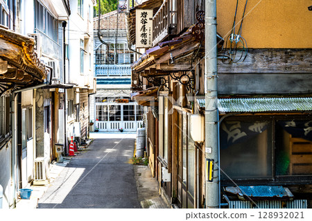[World Heritage Site: Iwami Ginzan Silver Mine Ruins and its Cultural Landscape] [Important Traditional Building] Onsen-tsu Onsen Town Alley 2, Oda City, Shimane Prefecture 128932021