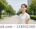 日本女子在城市綠道上微笑 128932160
