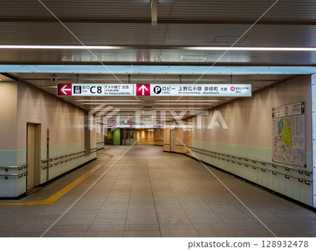 Guide sign for the Ueno Chuo Dori underground walkway 128932478