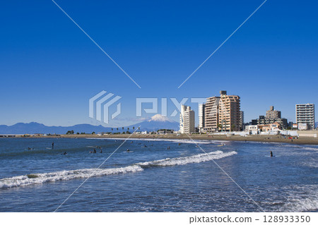 [藤澤市]片瀨海灘的風景 128933350