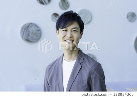 身穿夾克的中年男子上半身肖像。照片由Sky Perfect Tokyo Media Center提供。 身穿夾克的中年男子上半身肖像。照片由Sky Perfect Tokyo Media Center提供。 128934303