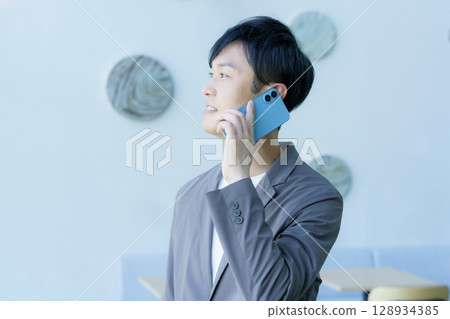 一位中年男子正在用智慧型手機通話。拍攝合作：SKY Perfect Tokyo Media Center 128934385