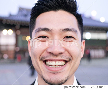 人工智慧產生的圖像：戶外一位留著鬍鬚的年輕商人的臉部特寫 128934848
