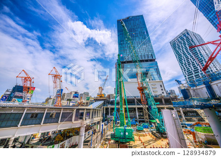 7月27日，日本東京城市景觀。酷熱難耐…打樁機等大型重型機械排成一列…全面開工 128934879