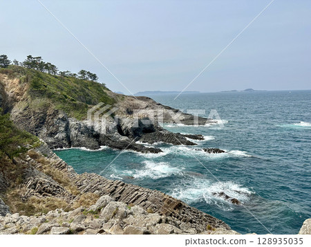 Saga's Nanatsugama "Elephant's Trunk" and the Rugged Coastline 128935035