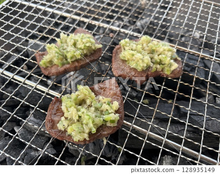 Barbecued tongue with green onions and salt 128935149