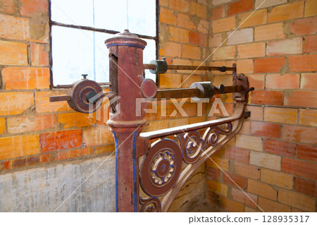 steelyard roman balance romaine grunge antique 128935317