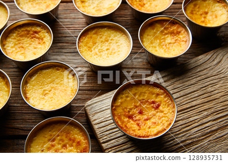Custard Creme Caramel Flan dessert bain marie 128935731