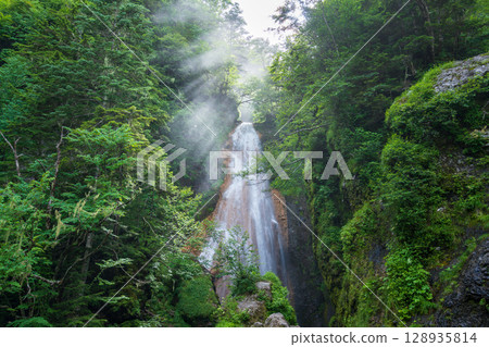Karuizawa in summer: rays of light shining on Ryugaeshi Falls 128935814