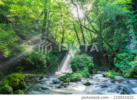 Karuizawa in summer: rays of light shining on Ryugaeshi Falls 128935820