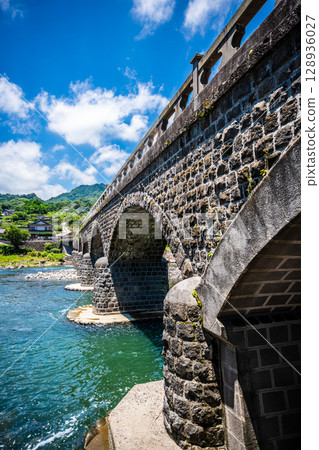 矢馬溪橋上的新綠 [大分縣中津市本矢馬溪] 128936027