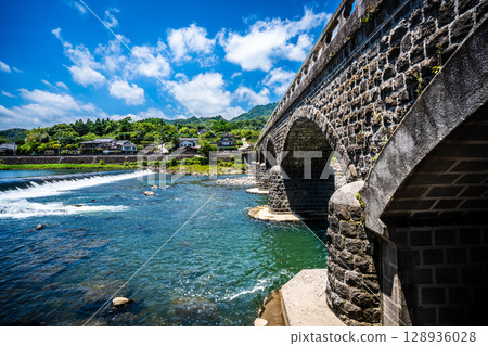 Fresh greenery on the Yabakei Bridge [Hon-Yabakei, Nakatsu City, Oita Prefecture] 128936028