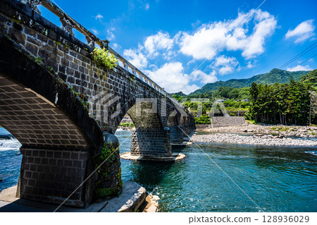Fresh greenery on the Yabakei Bridge [Hon-Yabakei, Nakatsu City, Oita Prefecture] 128936029