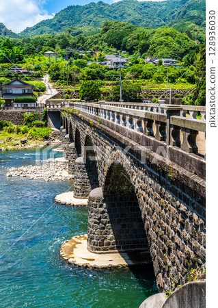 矢馬溪橋上的新綠 [大分縣中津市本矢馬溪] 128936030