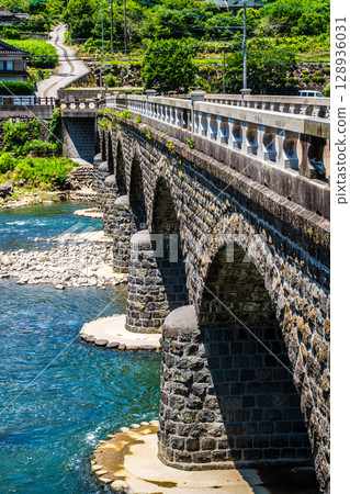 Fresh greenery on the Yabakei Bridge [Hon-Yabakei, Nakatsu City, Oita Prefecture] 128936031