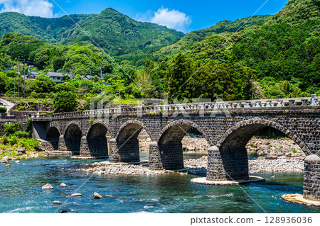 矢馬溪橋上的新綠 [大分縣中津市本矢馬溪] 128936036