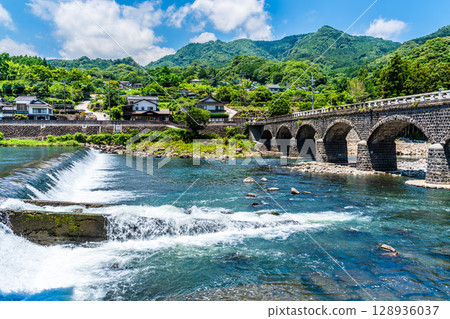 Fresh greenery on the Yabakei Bridge [Hon-Yabakei, Nakatsu City, Oita Prefecture] 128936037