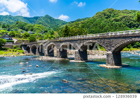 Fresh greenery on the Yabakei Bridge [Hon-Yabakei, Nakatsu City, Oita Prefecture] 128936039