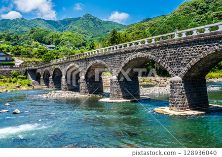 Fresh greenery on the Yabakei Bridge [Hon-Yabakei, Nakatsu City, Oita Prefecture] 128936040