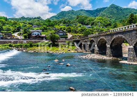 Fresh greenery on the Yabakei Bridge [Hon-Yabakei, Nakatsu City, Oita Prefecture] 128936041