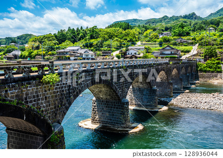 Fresh greenery on the Yabakei Bridge [Hon-Yabakei, Nakatsu City, Oita Prefecture] 128936044