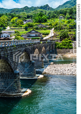 矢馬溪橋上的新綠 [大分縣中津市本矢馬溪] 128936045