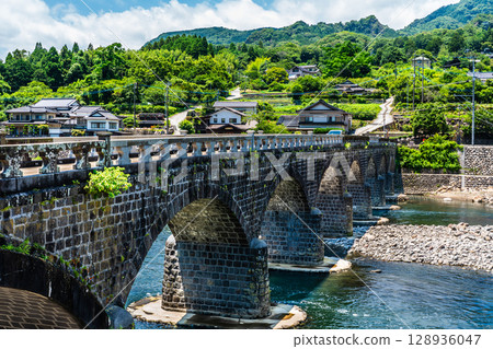 矢馬溪橋上的新綠 [大分縣中津市本矢馬溪] 128936047