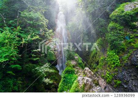 乘鞍高原的夏季,光線照射在三本瀑布上 乘鞍高原的夏季,光線照射在三本瀑布上 128936099