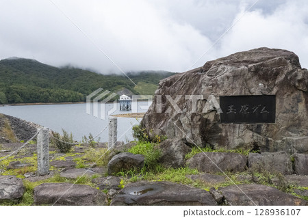 群馬縣玉原湖的玉原水壩和石碑 群馬縣玉原湖的玉原水壩和石碑 128936107