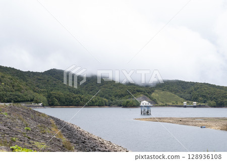 群馬縣玉原湖上的堆石玉原水壩 群馬縣玉原湖上的堆石玉原水壩 128936108