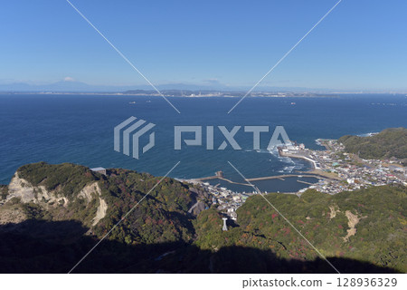 晴朗的日子,從房總半島鋸山纜車山頂站眺望浦賀水道 晴朗的日子,從房總半島鋸山纜車山頂站眺望浦賀水道 128936329