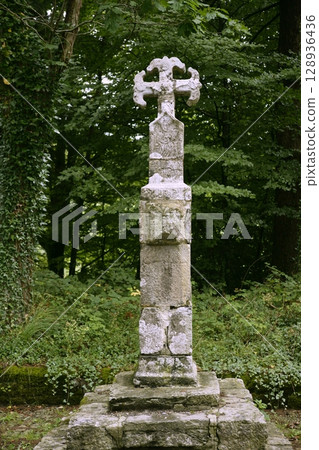 Catholic pilgrin track  stone cross in Roncesvalles 128936436