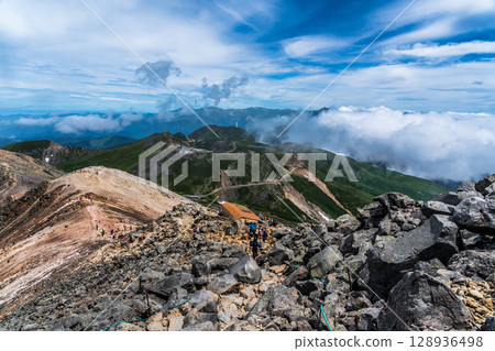 乘坐鞍岳夏季登山 128936498