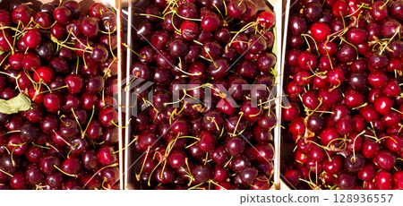 Cherry red fruits in wooden baskets 128936557
