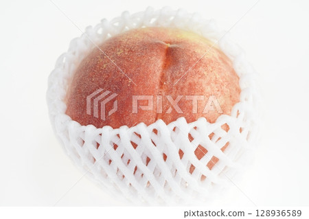 Fresh peaches, Natsukko, from Yamanashi Prefecture 128936589