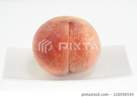 Fresh peaches, Natsukko, from Yamanashi Prefecture 128936593