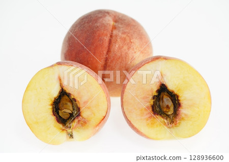Fresh peaches, Natsukko, from Yamanashi Prefecture 128936600