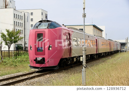 從宗谷線稚內站出發的特快列車Sarobetsu 從宗谷線稚內站出發的特快列車Sarobetsu 128936712