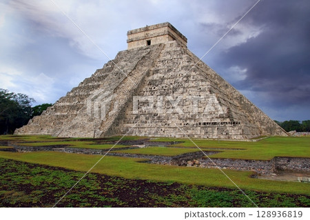 Chichen Itza el Castillo Kukulcan Mayan  Mexico 128936819