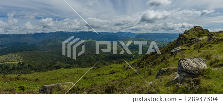 紐西蘭霍克斯灣圖蒂拉貝爾岩環形步道的景色 紐西蘭霍克斯灣圖蒂拉貝爾岩環形步道的景色 128937304