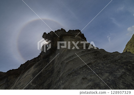 紐西蘭霍克斯灣圖蒂拉的鐘岩和日暈現象 128937329