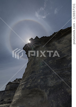 紐西蘭霍克斯灣圖蒂拉的鐘岩和日暈現象 128937331