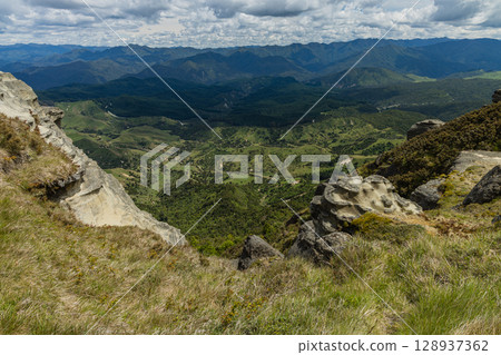 紐西蘭霍克斯灣圖蒂拉貝爾岩環形步道的景色 紐西蘭霍克斯灣圖蒂拉貝爾岩環形步道的景色 128937362