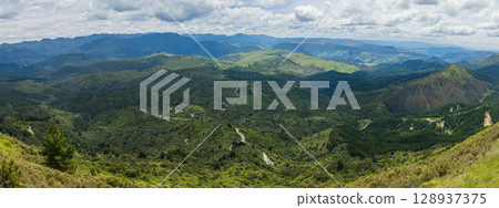 紐西蘭霍克斯灣圖蒂拉貝爾岩環形步道的景色 紐西蘭霍克斯灣圖蒂拉貝爾岩環形步道的景色 128937375